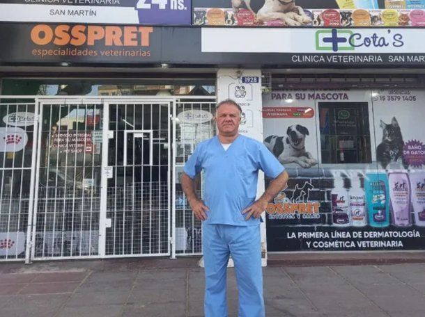 Gabriel Terceriro en la puerta de la veterinaria 