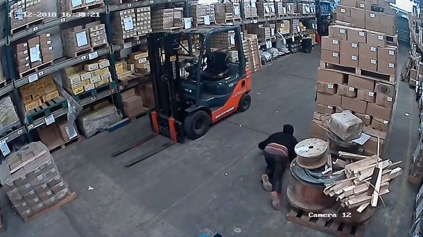 VIDEO: La maniobra de un ladrón para evitar ser detectado por los sensores de un comercio