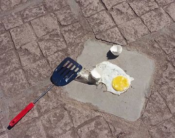 Cocinó un huevo frito sobre una vereda