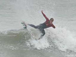 Muñiz en las olas de Mardel, tras dos meses sin meter al agua por la lesión en la rodilla (foto: Lole Mairal) Muñiz en las olas de Mardel, tras dos meses sin meter al agua por la lesión en la rodilla (foto: Lole Mairal)