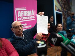 Marcelo Abdala, presidente del PIT-CNT, fue el primero en firmar la papeleta contra la reforma de la seguridad social en Uruguay. Marcelo Abdala, presidente del PIT-CNT, fue el primero en firmar la papeleta contra la reforma de la seguridad social en Uruguay.