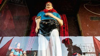 gauchito gil, una devocion que atraviesa generaciones: por que se lo honra hoy gauchito gil, una devocion que atraviesa generaciones: por que se lo honra hoy