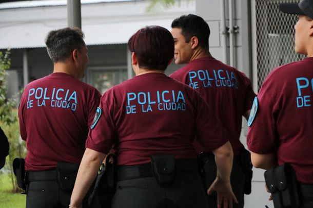 Un agente tenía que cumplir adicional y le pidió a una amiga que lo cubra