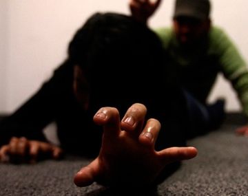 Roban y violan a una joven frente a su padre