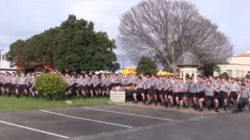 una multitud de chicos hizo el haka para despedir a su profesor favorito una multitud de chicos hizo el haka para despedir a su profesor favorito