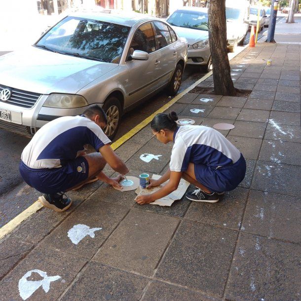 Repudiable: en Misiones mandaron a soldados del Ejército a tapar los pañuelos blancos con escarapelas