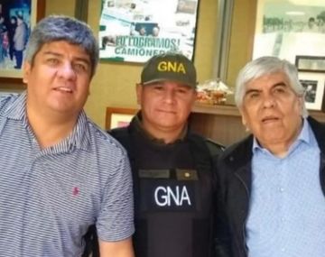 El comandante Saldaño junto a Hugo y Pablo Moyano