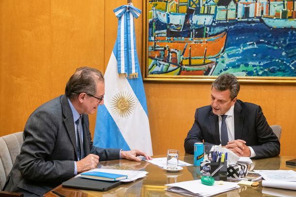 En plena disparada del dólar blue, Sergio Massa se reunió con Miguel Pesce