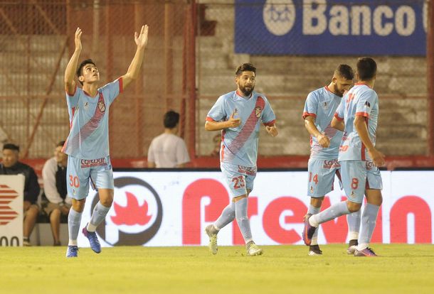 Arsenal ganó un partido clave ante Huracán y salió de la zona de descenso