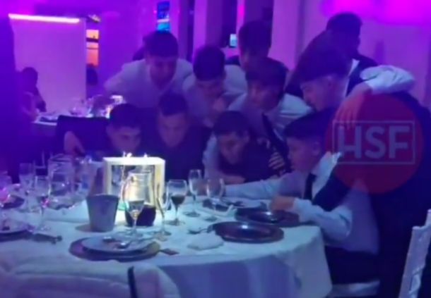 Un grupo de jóvenes se detuvo en medio de un cumpleaños de 15 por la final de Messi