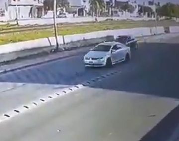 Video: tres autos participaron de una picada en Laferrere que termin&oacute; con un accidente fatal