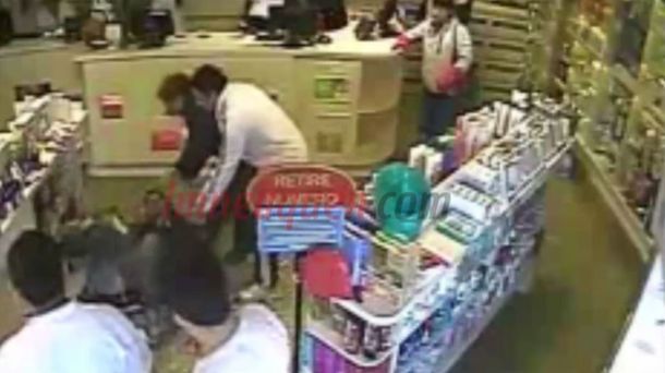 VIDEO: Un borracho quiso robar una farmacia y terminó destruyendo el local