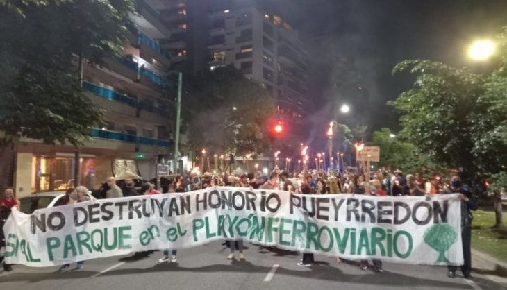 Ciudad: marcha de antorchas en Caballito contra la construcción del Parque Lineal