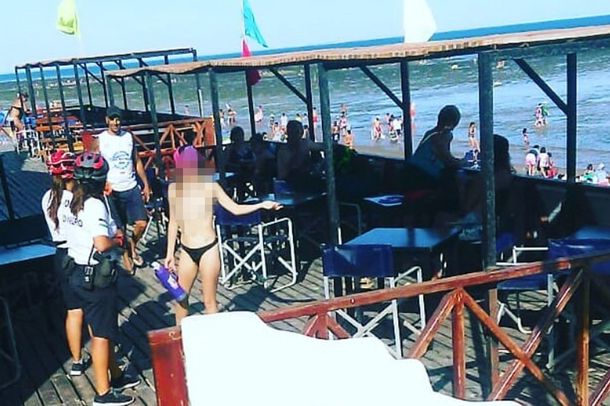 Una mujer hizo topless en un balneario de Las Grutas: llamaron a la Policía y la obligaron a taparse