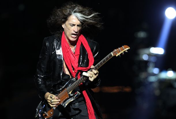 VIDEO: Mirá cómo se desplomó en el escenario el guitarrista de Aerosmith