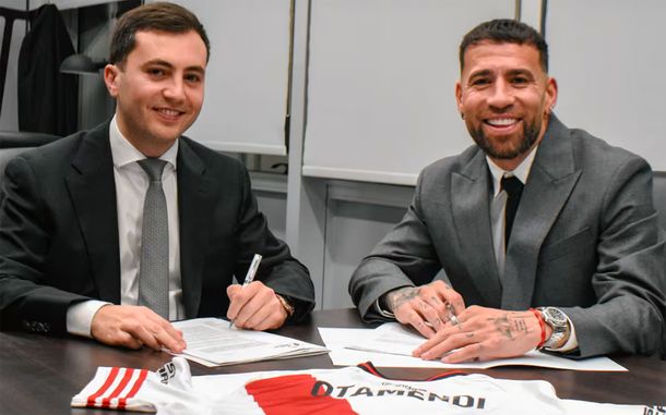 Stéfano Di Carlo y Nicolás Otamendi firmando el contrato. Stéfano Di Carlo y Nicolás Otamendi firmando el contrato.