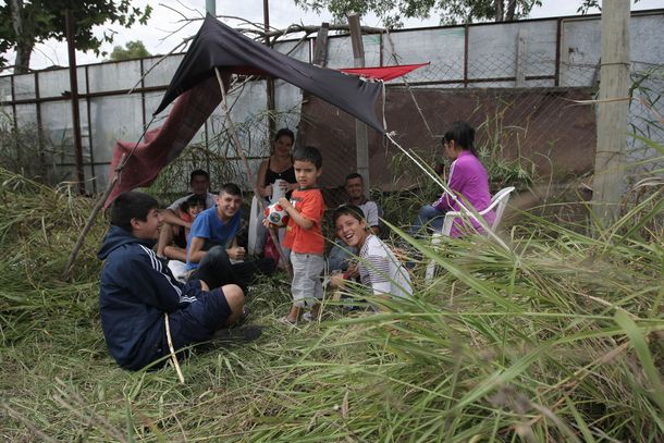 Tensión en Villa Lugano: los vecinos se resisten al desalojo hasta que llegue el juez