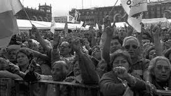 En 1988 se realiza un acto multitudinario por los 50 años de la expropiación petrolera. En 1988 se realiza un acto multitudinario por los 50 años de la expropiación petrolera.