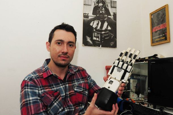 Un rosarino creó una mano robótica con movimientro independiente en los dedos