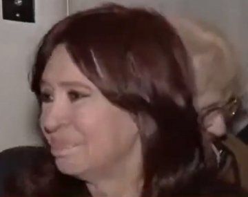 Cristina Kirchner se emocionó al llegar a su casa