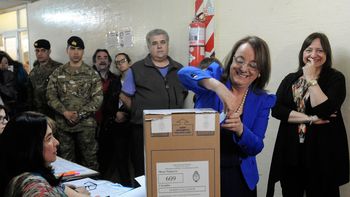 alicia kirchner se impone con mas del 51 por ciento en santa cruz alicia kirchner se impone con mas del 51 por ciento en santa cruz