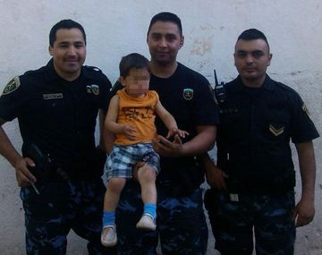 Nene de 2 años caminó a la vera de un río