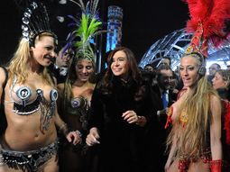 cristina bailo con una comparsa en la apertura de la feria tecnopolis cristina bailo con una comparsa en la apertura de la feria tecnopolis