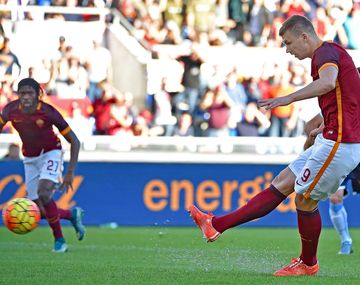¿El Ceballos italiano? Polémica por este dudoso penal en el clásico de Roma