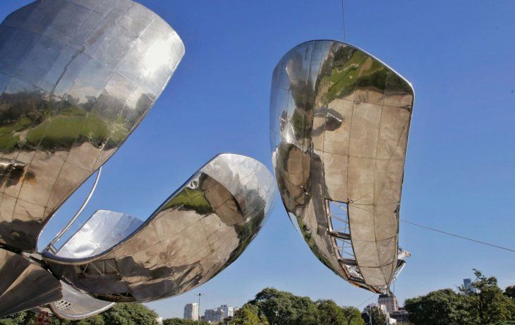 Fotos: así trasladan los pétalos de la Floralis Genérica para su reparación