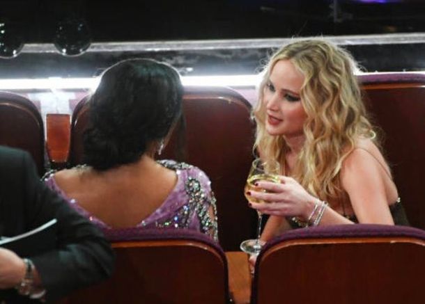 Las fotos virales de los Oscar: Jennifer Lawrence con la copa de vino pisando las butacas del Dolby Theatre