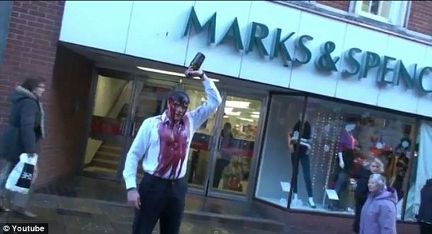 Ahora la nueva moda insólita es tirarse oporto en la calle