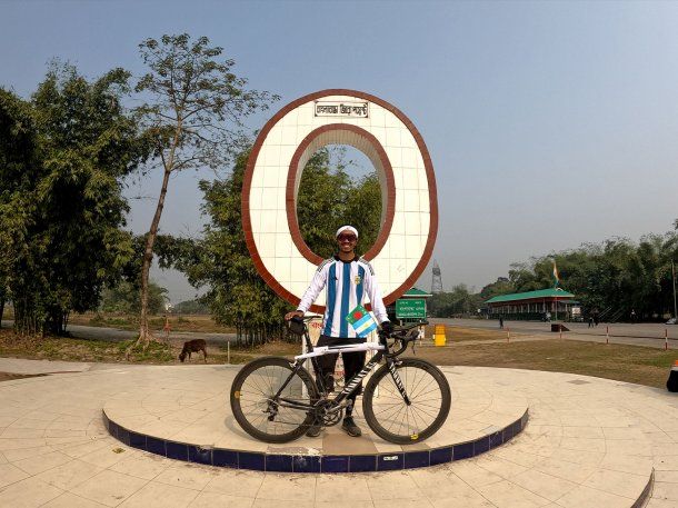 Bangladesh: un ciclista recorrió 1003 km en honor a los partidos que jugó Lionel Messi