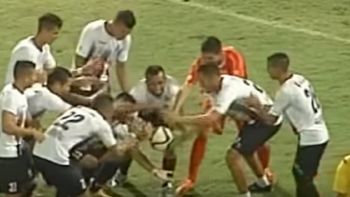 ¿como hizo? un jugador celebro un gol haciendo levitar la pelota ¿como hizo? un jugador celebro un gol haciendo levitar la pelota