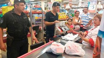 Los policías provinciales compraron la comida que se quería llevar la jubilada Los policías provinciales compraron la comida que se quería llevar la jubilada