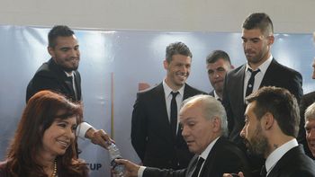 sabella le devolvio la broma a lavezzi: toma, ¿queres tirarme agua? sabella le devolvio la broma a lavezzi: toma, ¿queres tirarme agua?