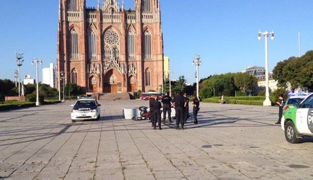 Una moto embistió la piedra fundamental de La Plata en la plaza Moreno