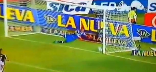 La pelota pegó en el travesaño y picó ¿adentro?