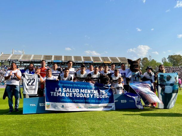 Gimnasia posó con la familia de Lolo Regueiro para pedir justicia