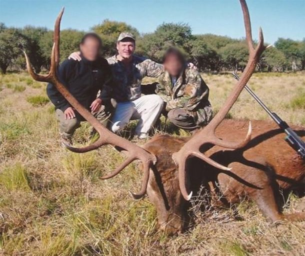 Indignante: Ramón Díaz fue fotografiado con animales muertos