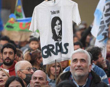 El curioso regalo que le acercó una militante a Cristina Kirchner