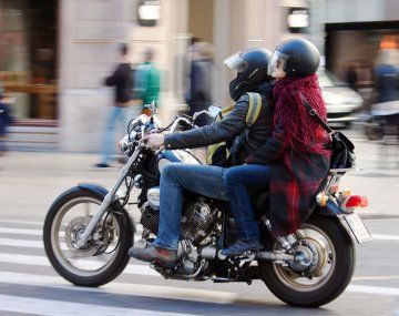 Sorpresa: la Provincia analiza restringir la circulación de motos con acompañantes
