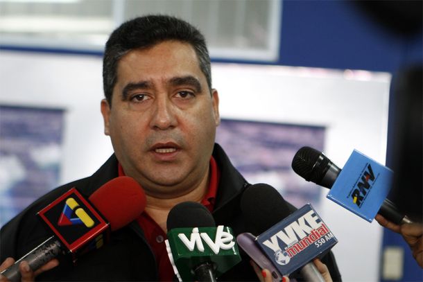 Venezuela: un ministro da su celular para recibir denuncias de corrupción policial