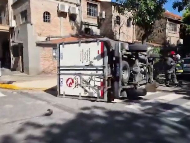 Saavedra: choque y vuelco de un camión dejó 2 heridos