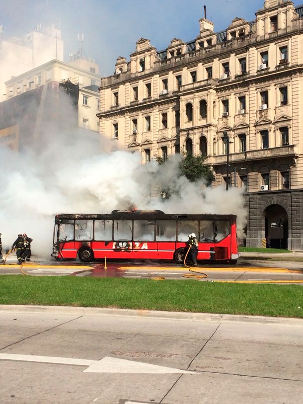 Se incendió un colectivo a metros de Casa Rosada