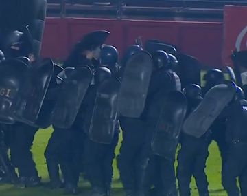 Escándalo en Colón vs Mitre: piedrazos de los hinchas y partido suspendido