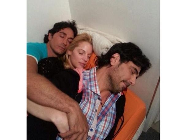 Carina Zampini durmió una dulce siesta con dos galanes