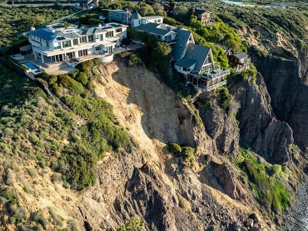 California: una mansión está por caerse de un acantilado y su dueño se niega a mudarse