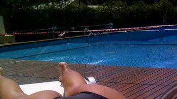 con el calor, esta mediatica empezo a tomar sol de espaldas con el calor, esta mediatica empezo a tomar sol de espaldas