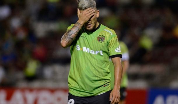 Suspendieron por un año a un argentino por darle una cachetada al árbitro en el fútbol mexicano