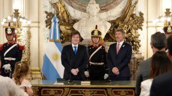 milei le tomo juramento a mahiques como nuevo ministro de justicia milei le tomo juramento a mahiques como nuevo ministro de justicia